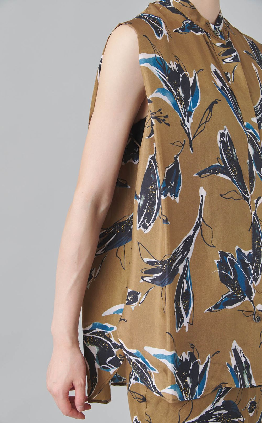 フラワープリントノースリーブブラウス