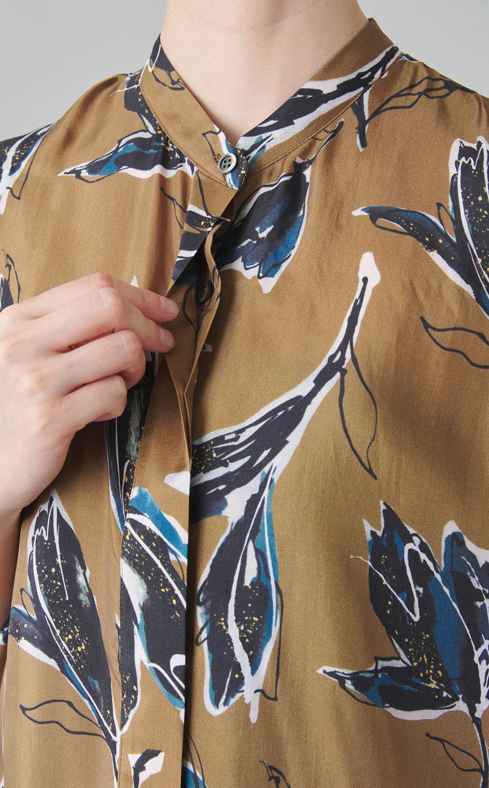 フラワープリントノースリーブブラウス