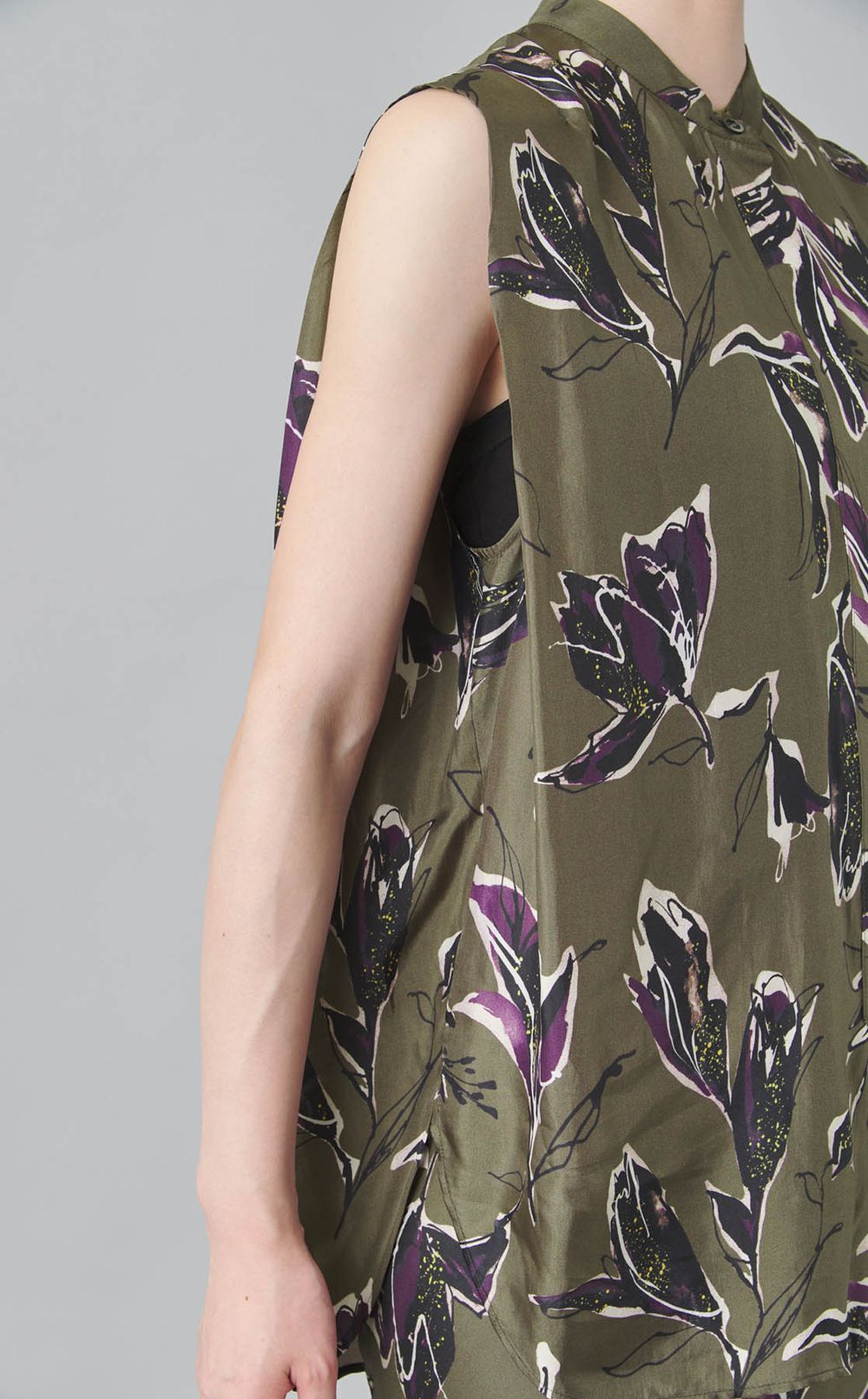 フラワープリントノースリーブブラウス