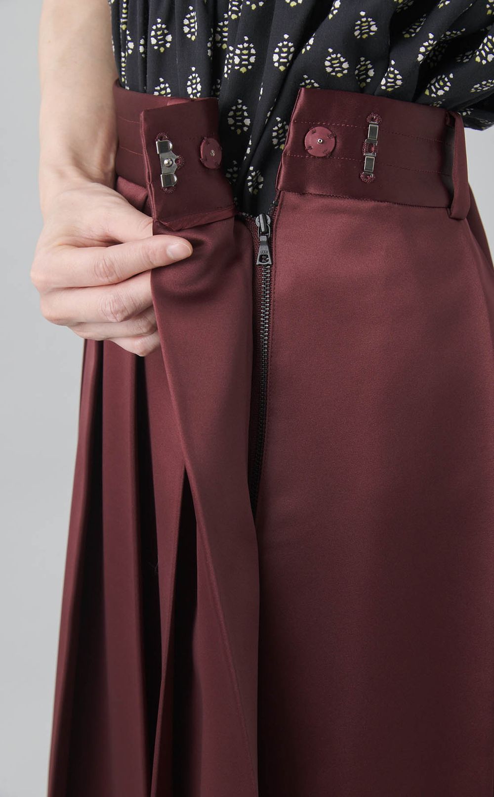 サテンプリーツスカート