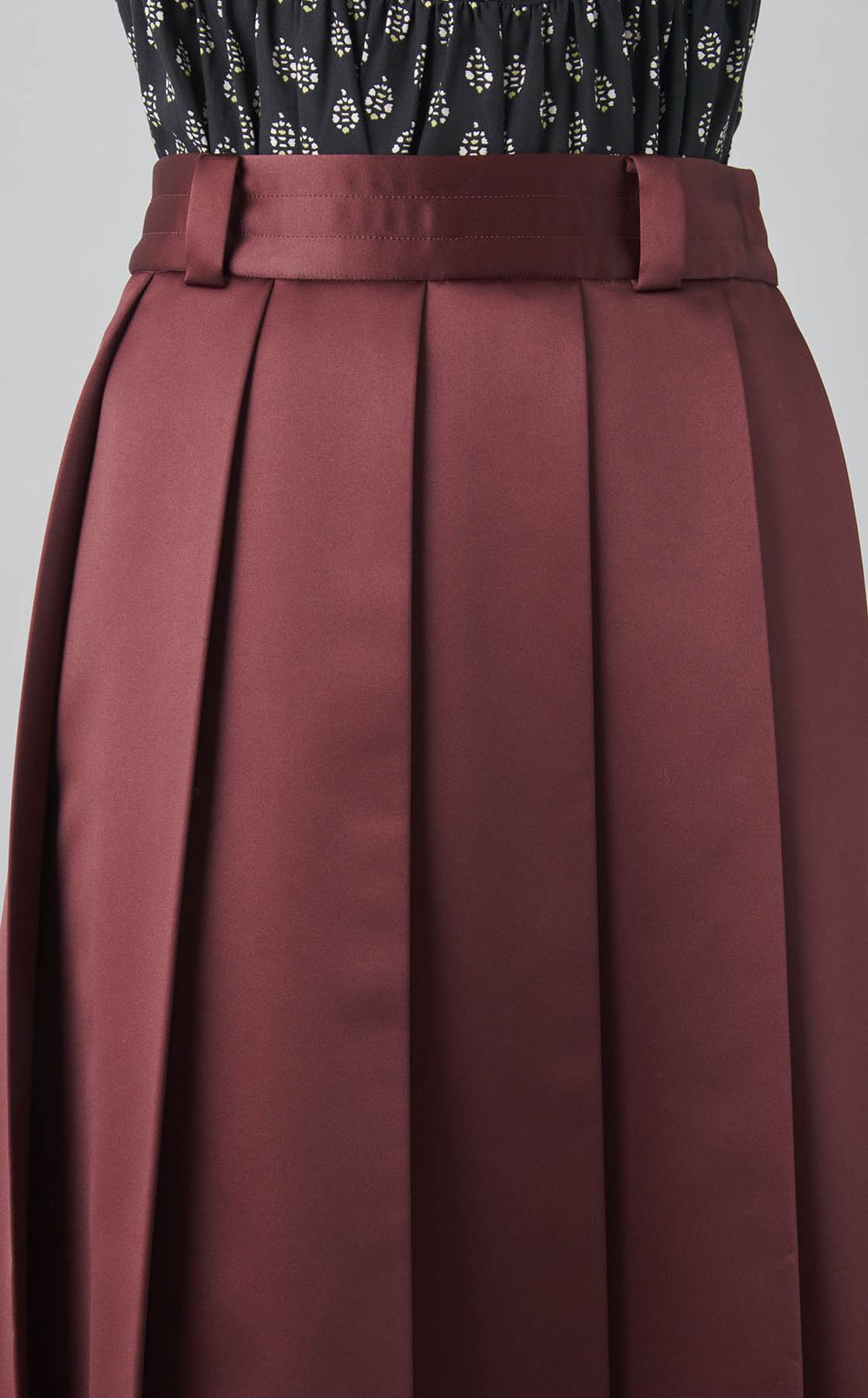 サテンプリーツスカート