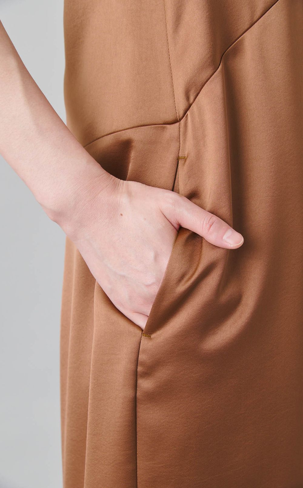 サテンノースリーブワンピース