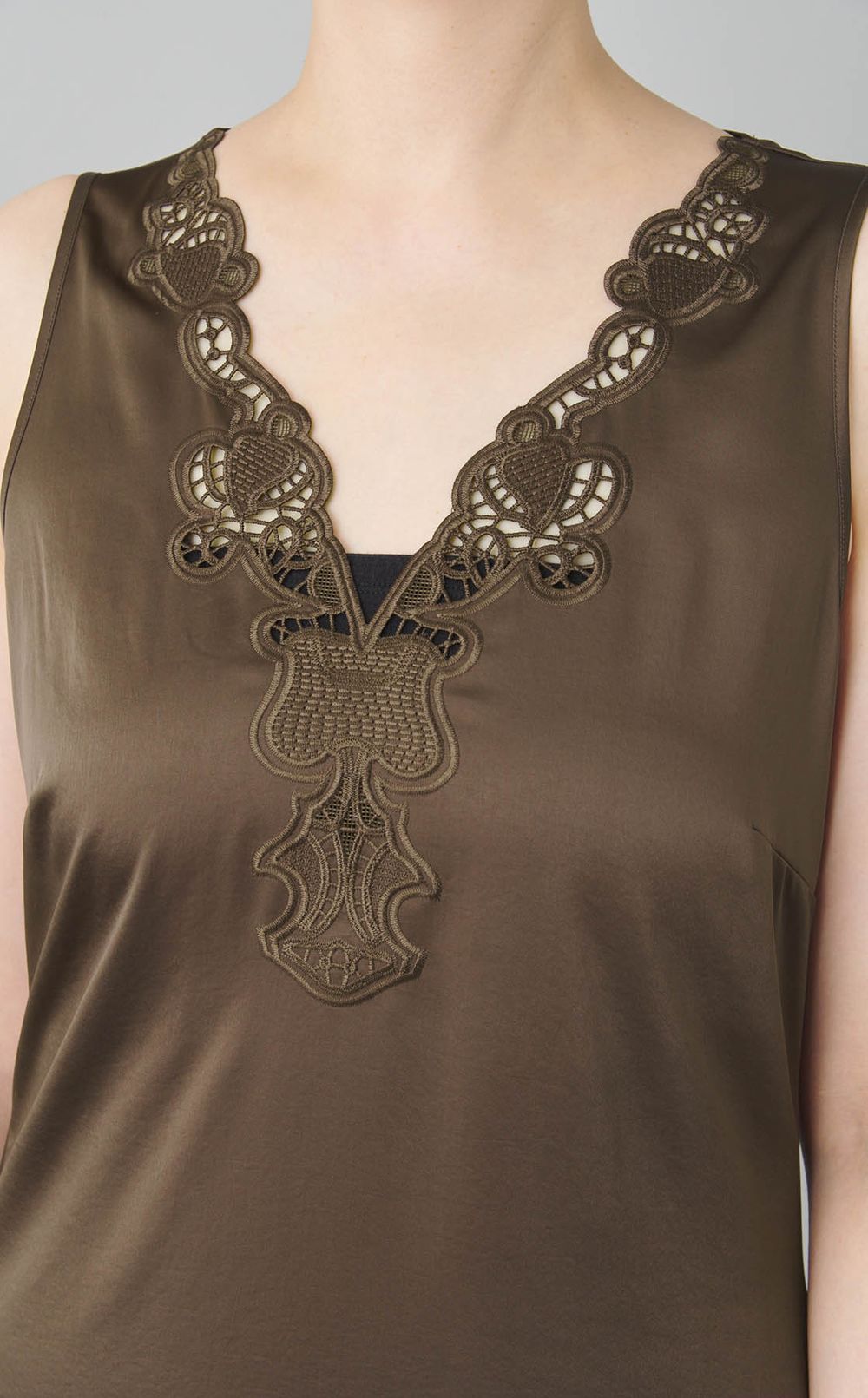 ネックレースロングワンピース