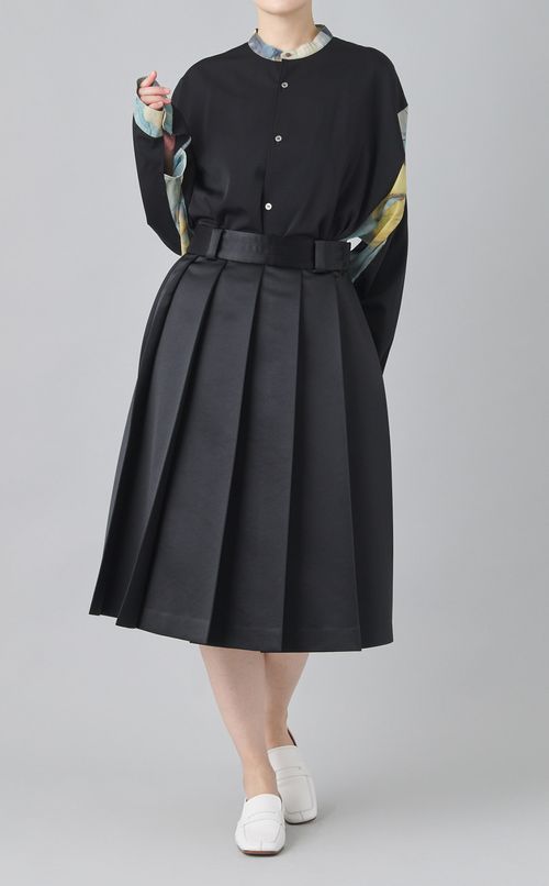 サテンプリーツスカート