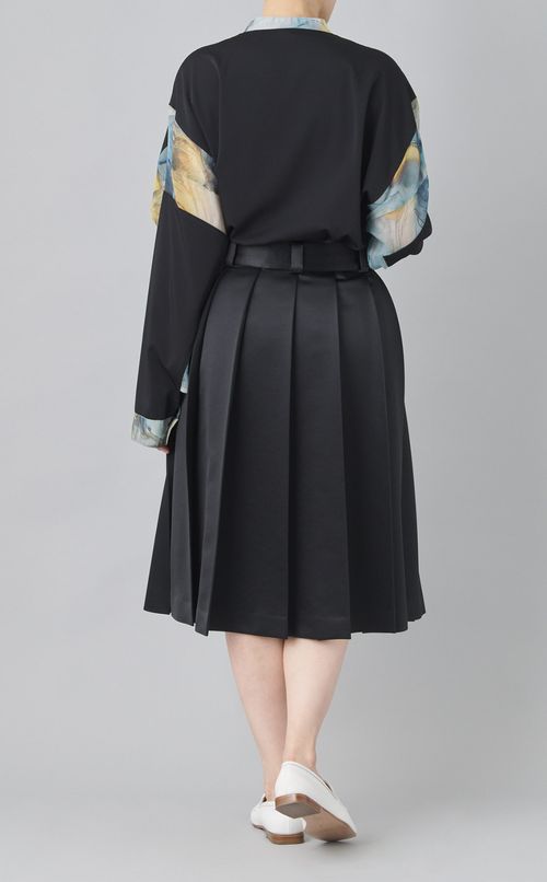 サテンプリーツスカート