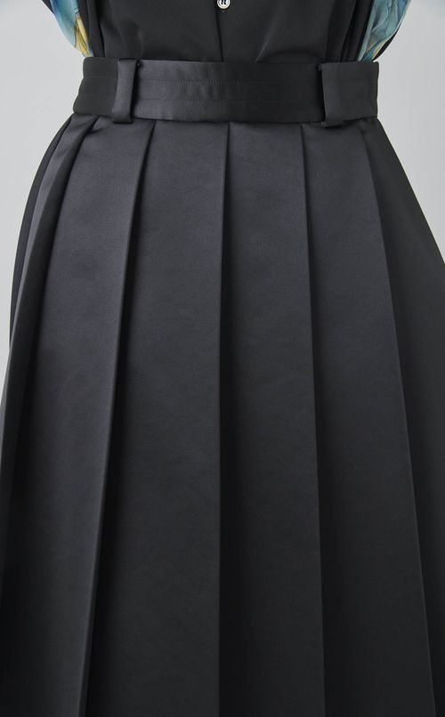 サテンプリーツスカート