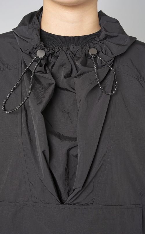 ナイロンフーデッドプルオーバー