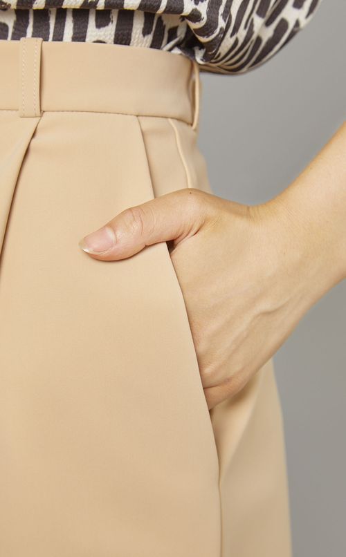 スリットデザインタックスカート