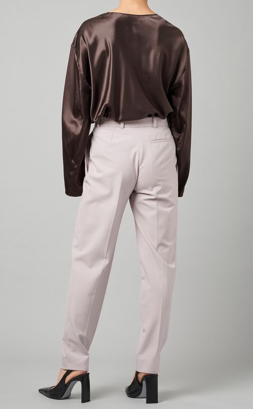 タックテーパードパンツ