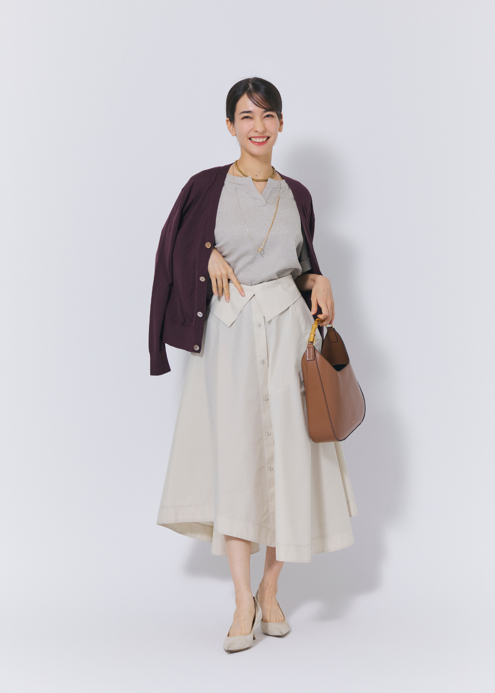 気温25d度のスカートオフィスカジュアルコーデ