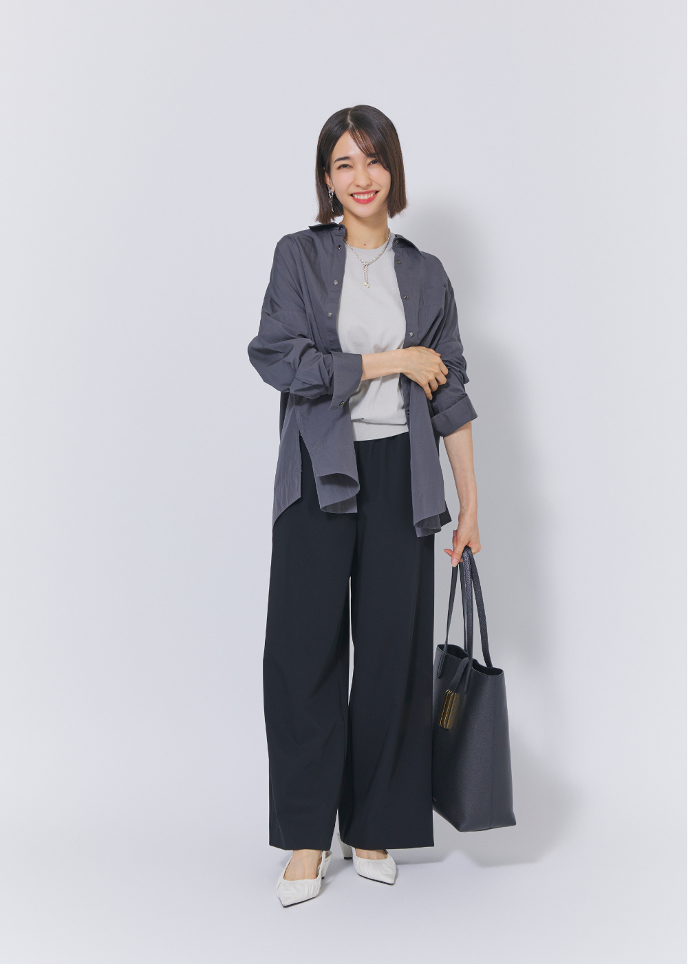 気温25度のモノトーンオフィスカジュアルコーデ