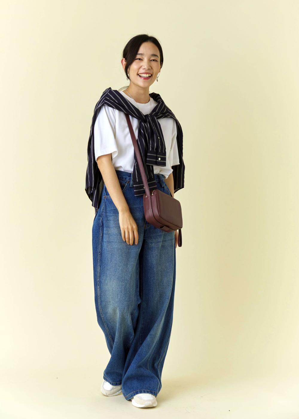 半袖Tシャツに長袖シャツを羽織った最高気温25度コーデ