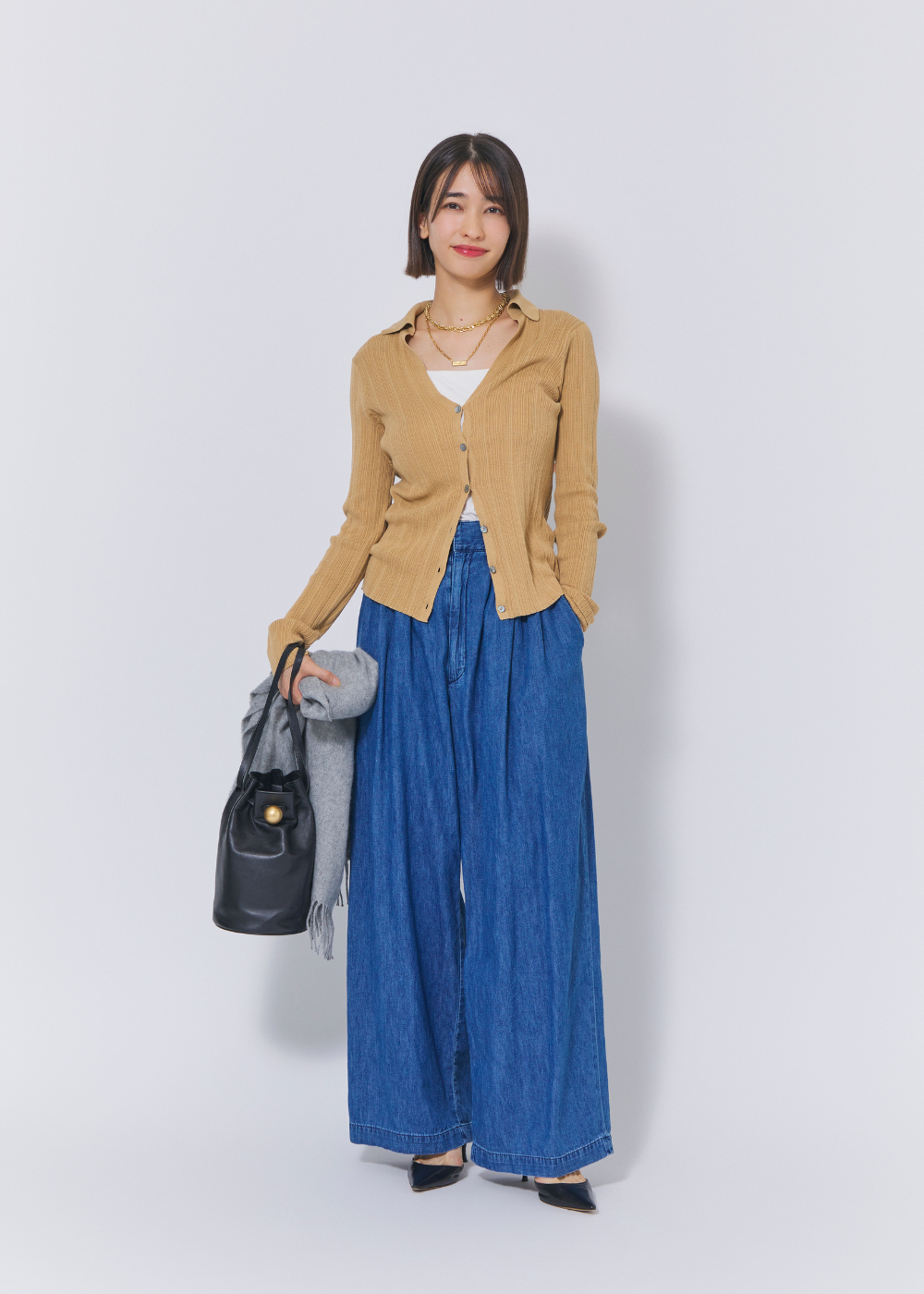 リブニット×ワイドデニムの秋のレディースデニムコーデ