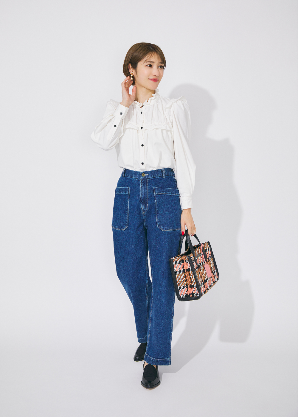 ストレートデニム×フリルシャツの秋のレディースデニムコーデ