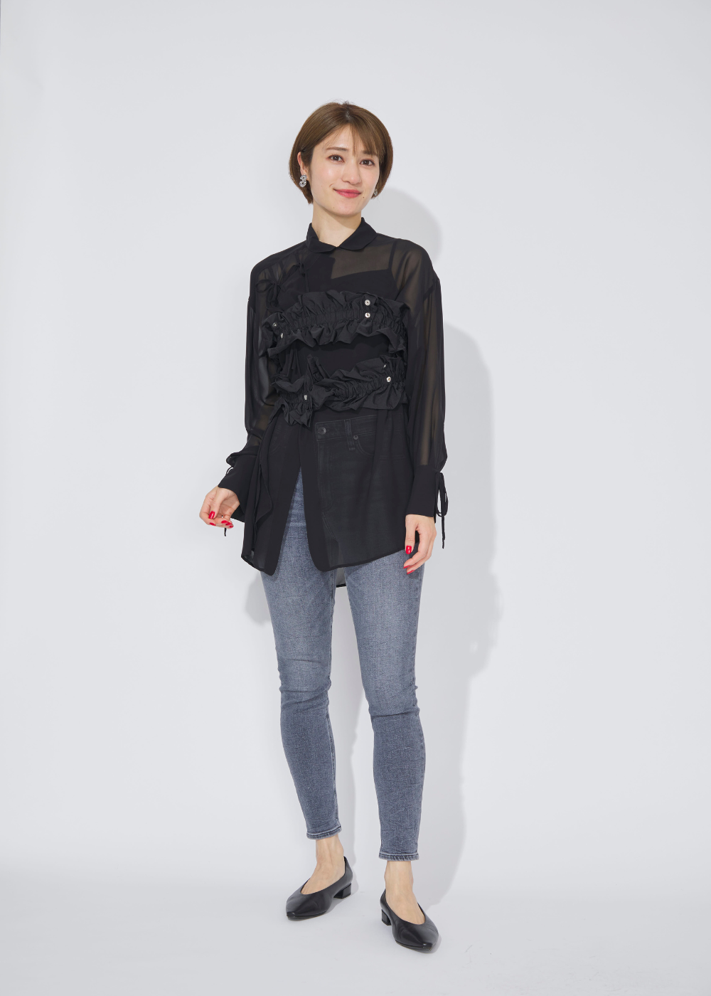 シアーシャツ×スキニーデニムの秋のレディースデニムコーデ