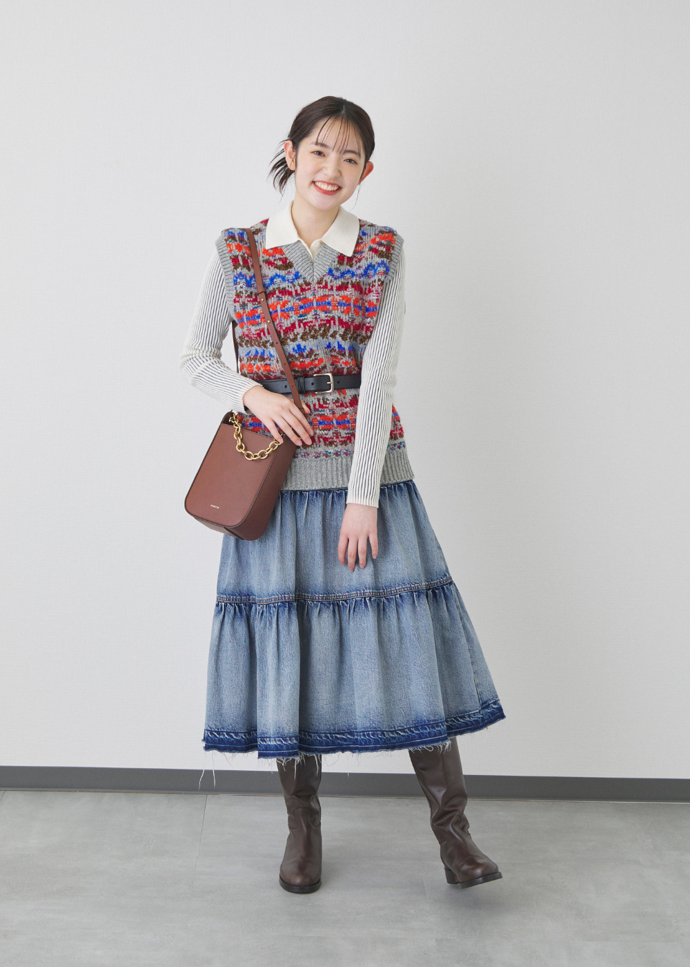 ニットベスト×デニムスカートの秋のレディースデニムコーデ