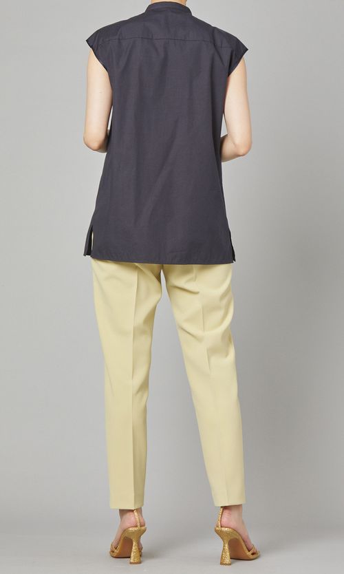 フロントラッフルブラウス