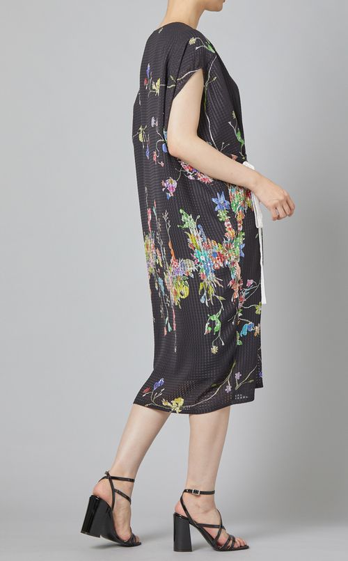 Vネックフラワーモチーフワンピース