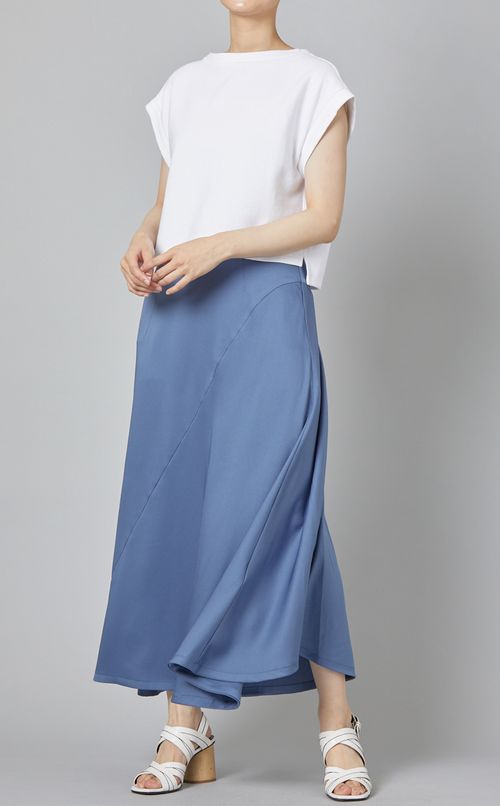 サテンバックフレアスカート