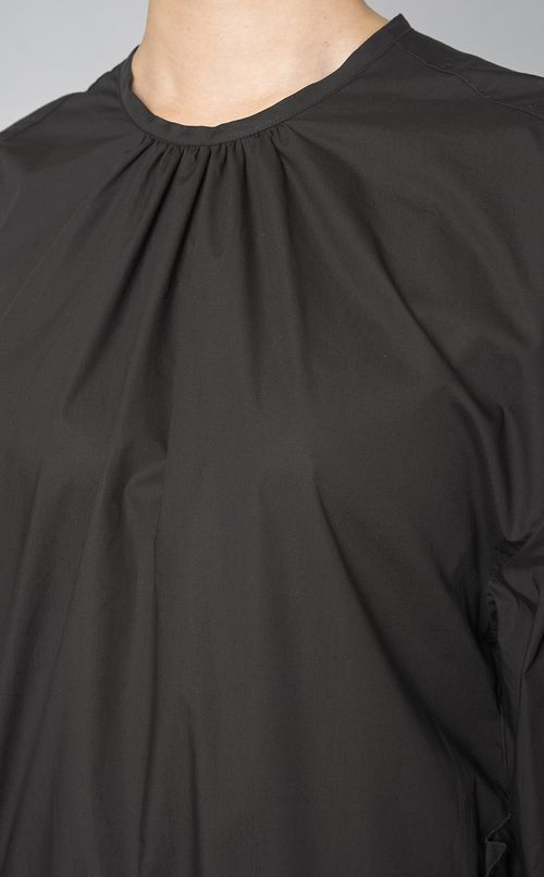 コットンフリルクルーネックブラウス