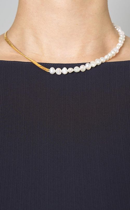 スネークチェーンハーフパールネックレス