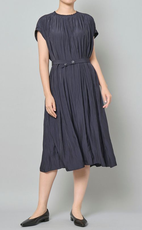 サテンクリスタルプリーツワンピース