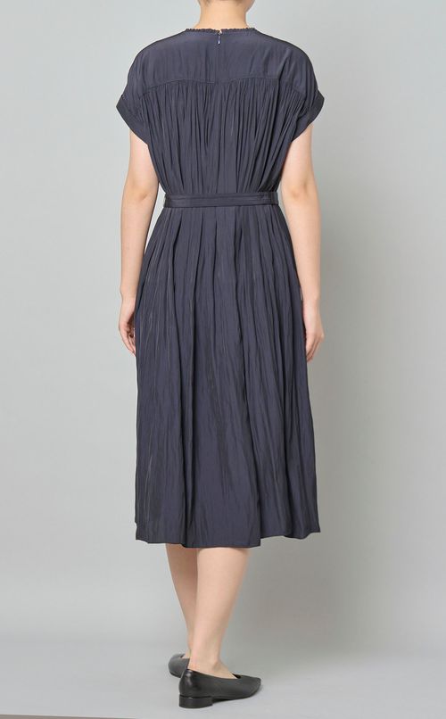 サテンクリスタルプリーツワンピース