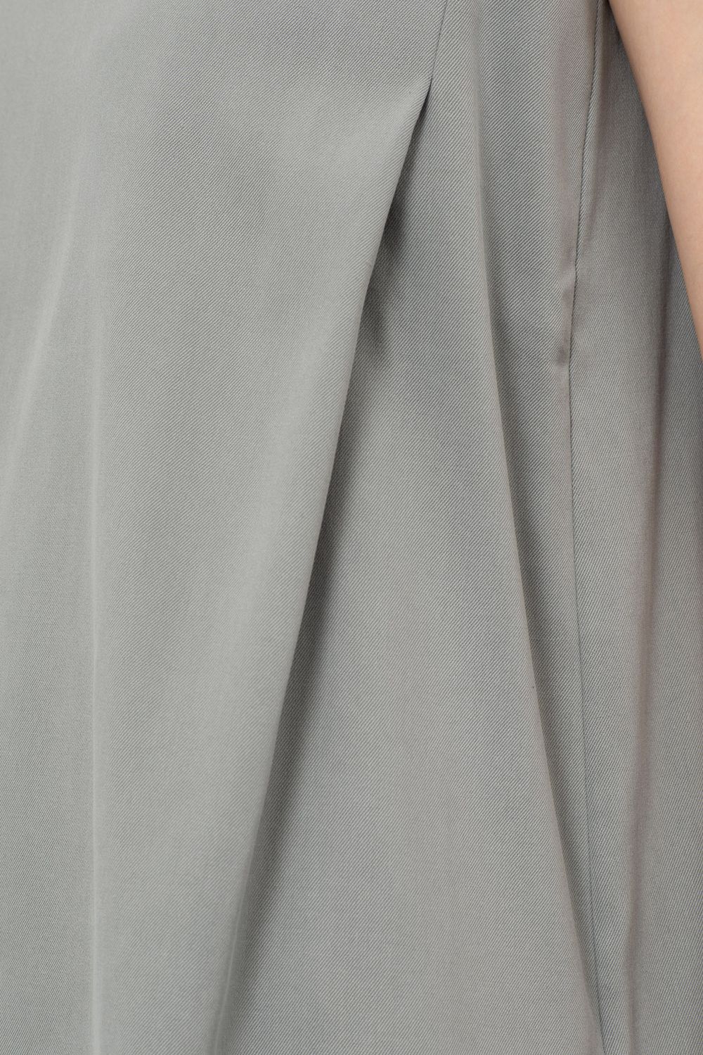 プリーツシルクノースリーブブラウス