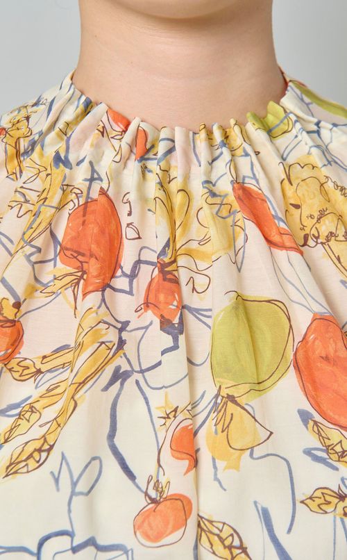 フラワーギャザーネックブラウス