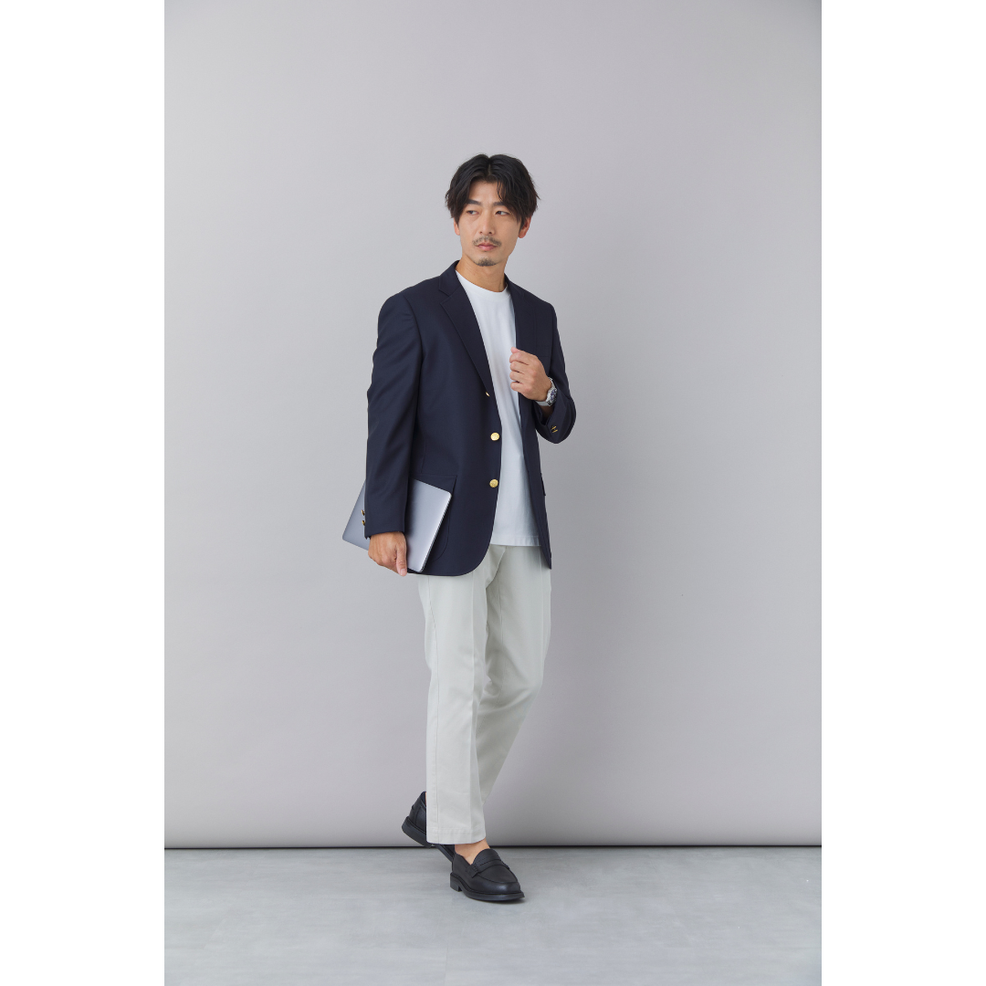秋のメンズオフィスカジュアル紺ブレ白パンコーデ