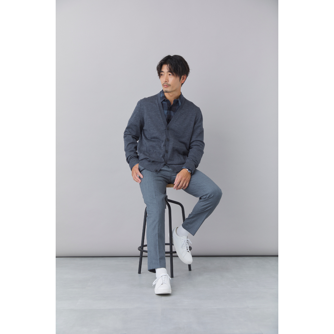 秋のメンズオフィスカジュアルグレーカーディガンコーデ