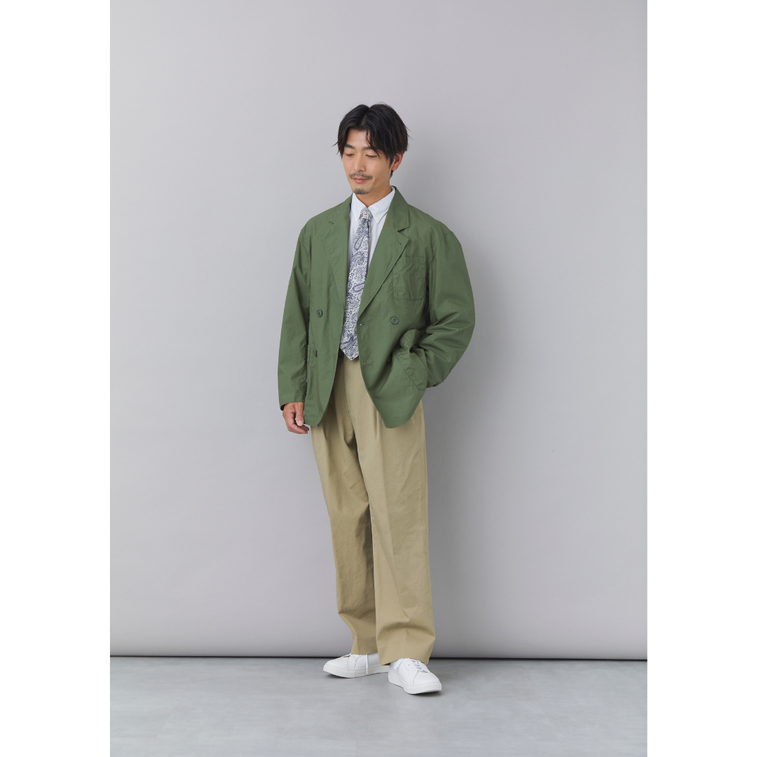 秋のメンズオフィスカジュアルカーキジャケットチノパンコーデ