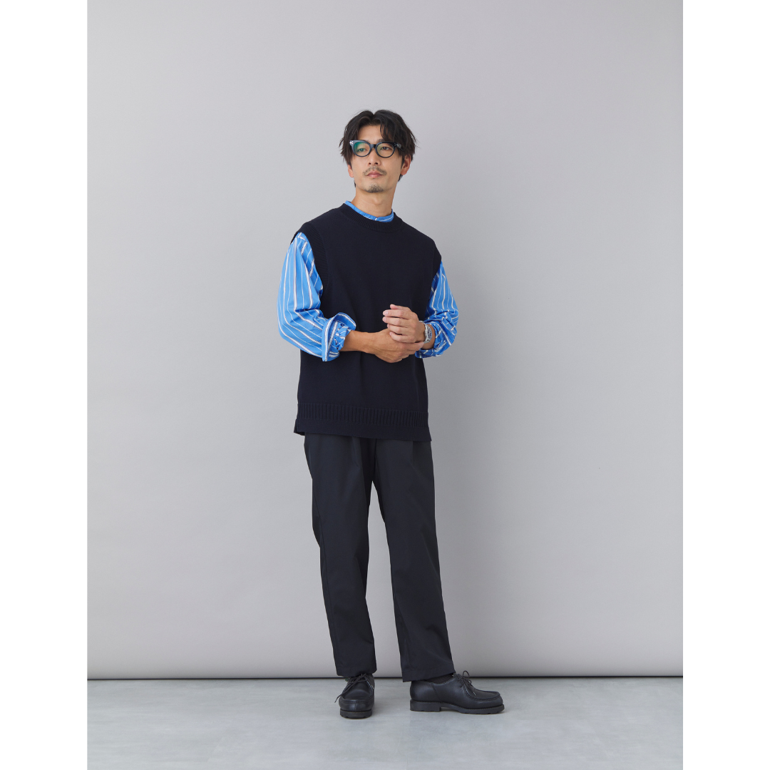 秋のメンズオフィスカジュアルニットベストコーデ