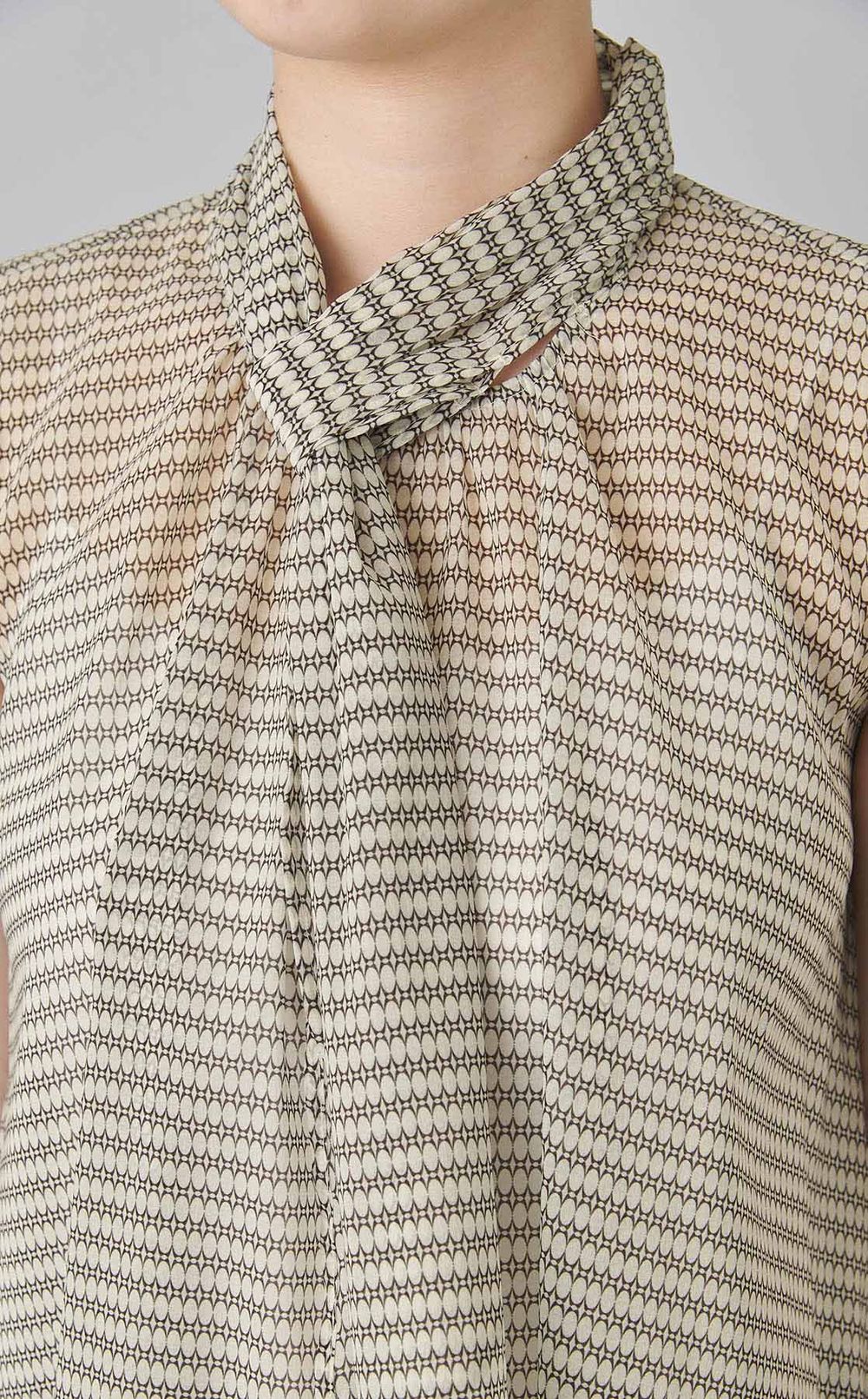 シアーノースリボウタイブラウス