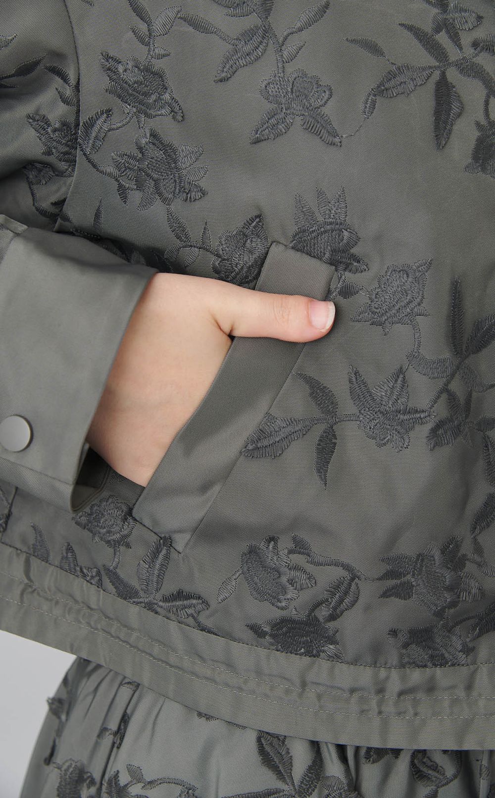 フラワーエンブロイダリーショートブルゾン