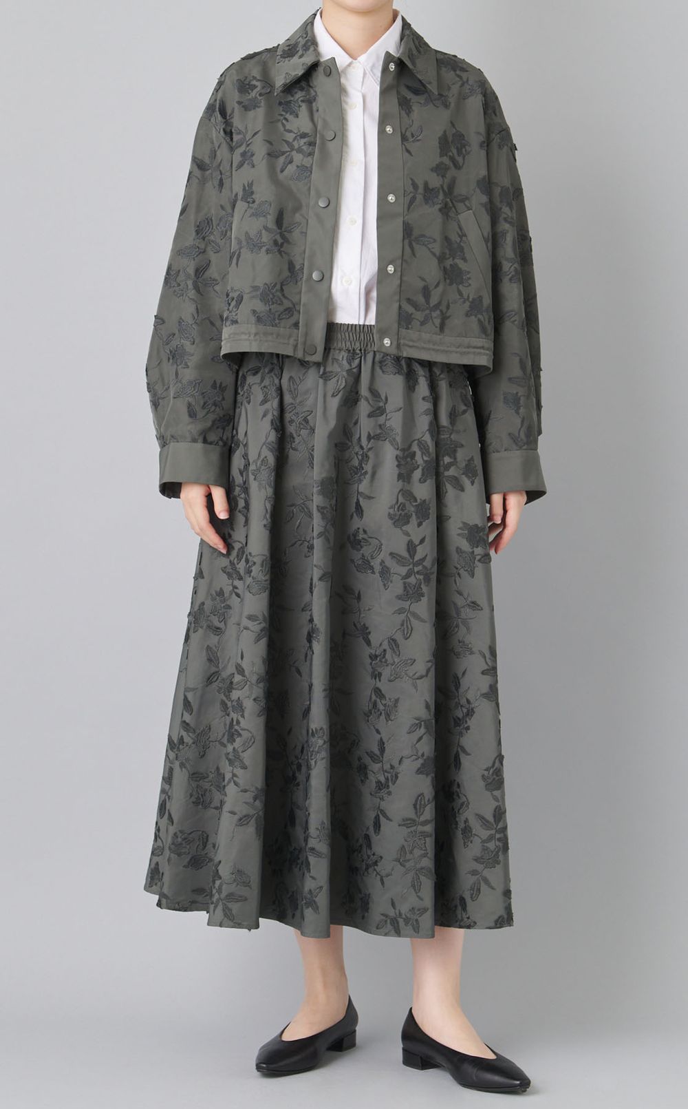 フラワーエンブロイダリーショートブルゾン