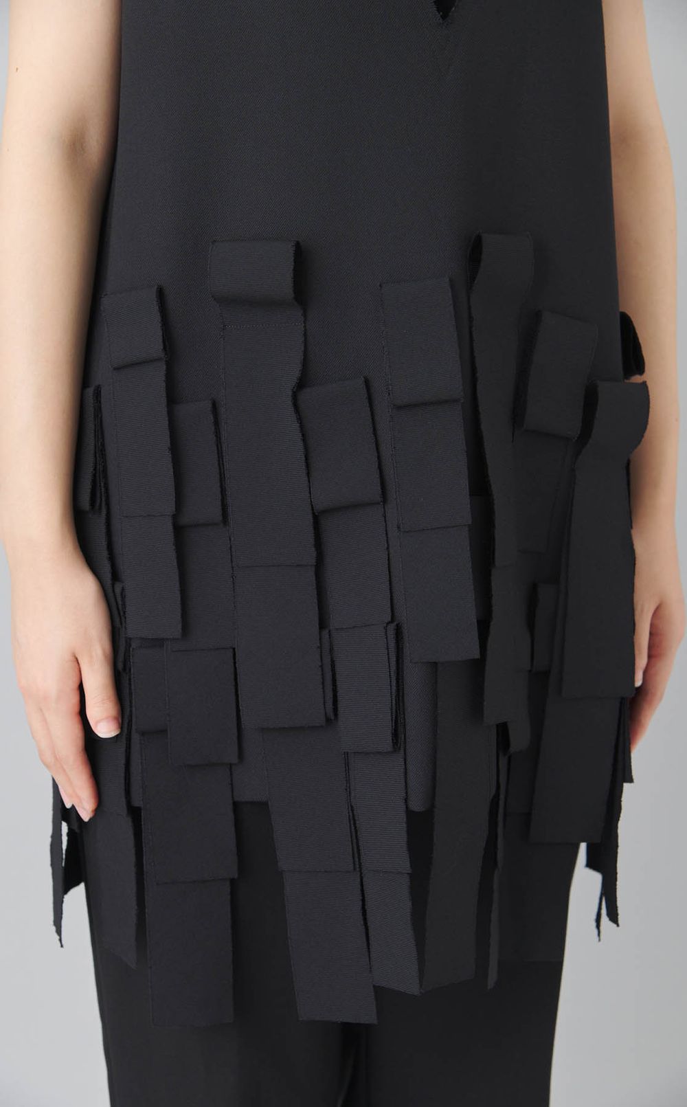 Vネックフリンジジレブラウス