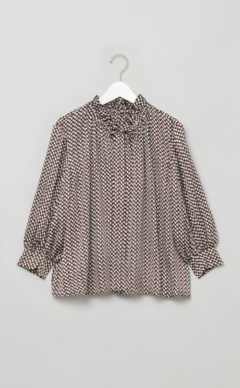 プリントフリルネックブラウス