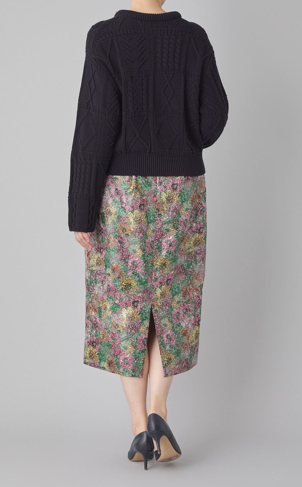 クルーネックケーブルニット