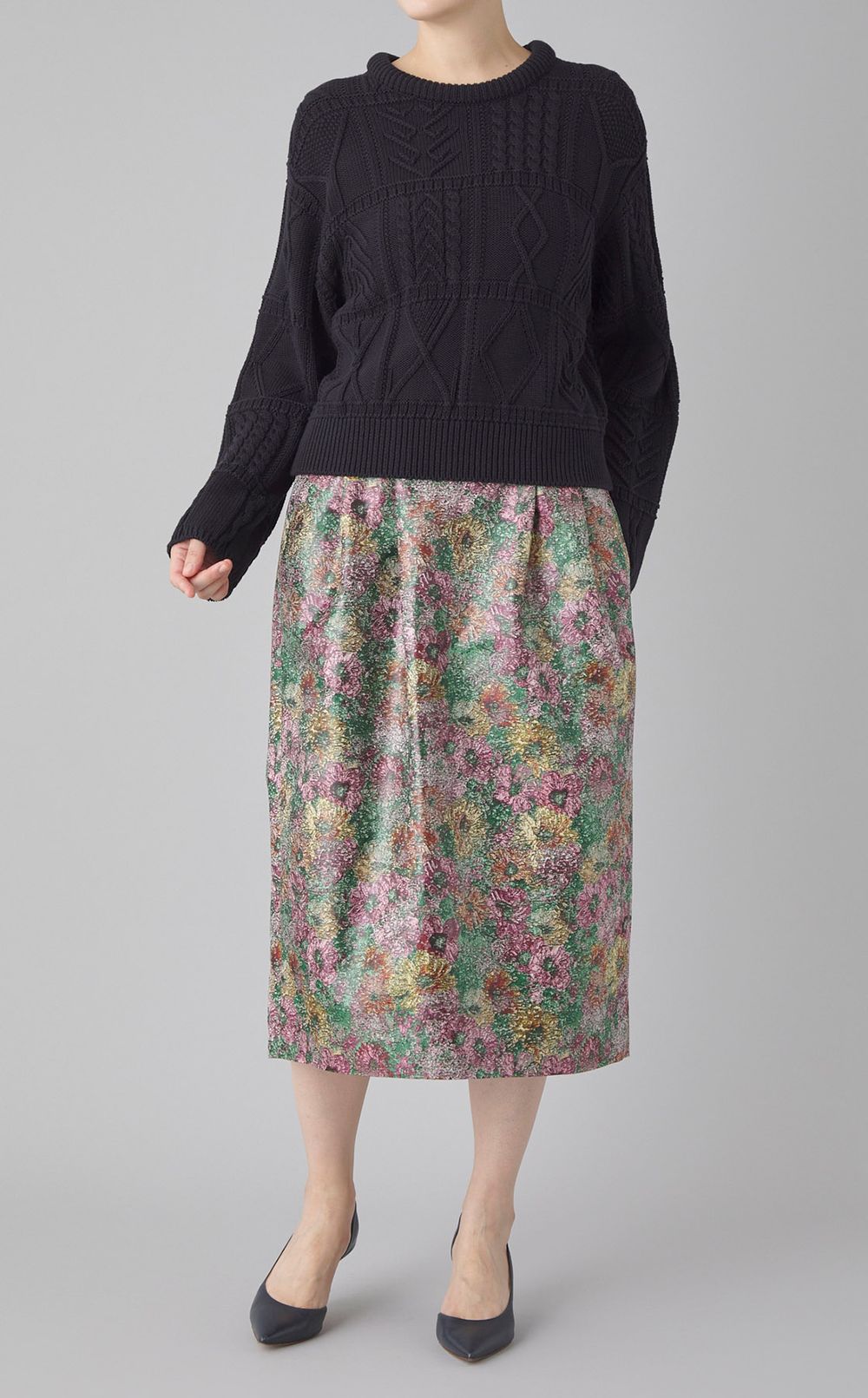 クルーネックケーブルニット