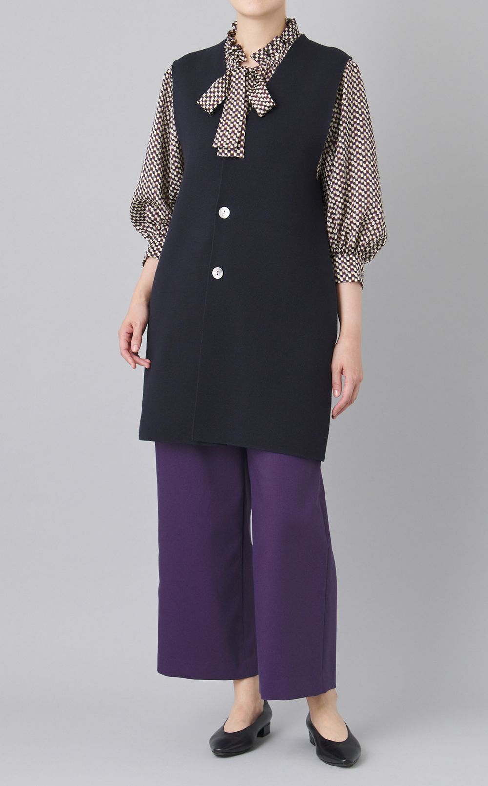 プリントフリルネックブラウス