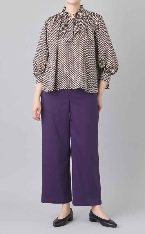 プリントフリルネックブラウス