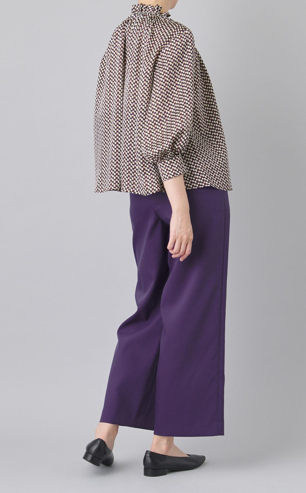 プリントフリルネックブラウス