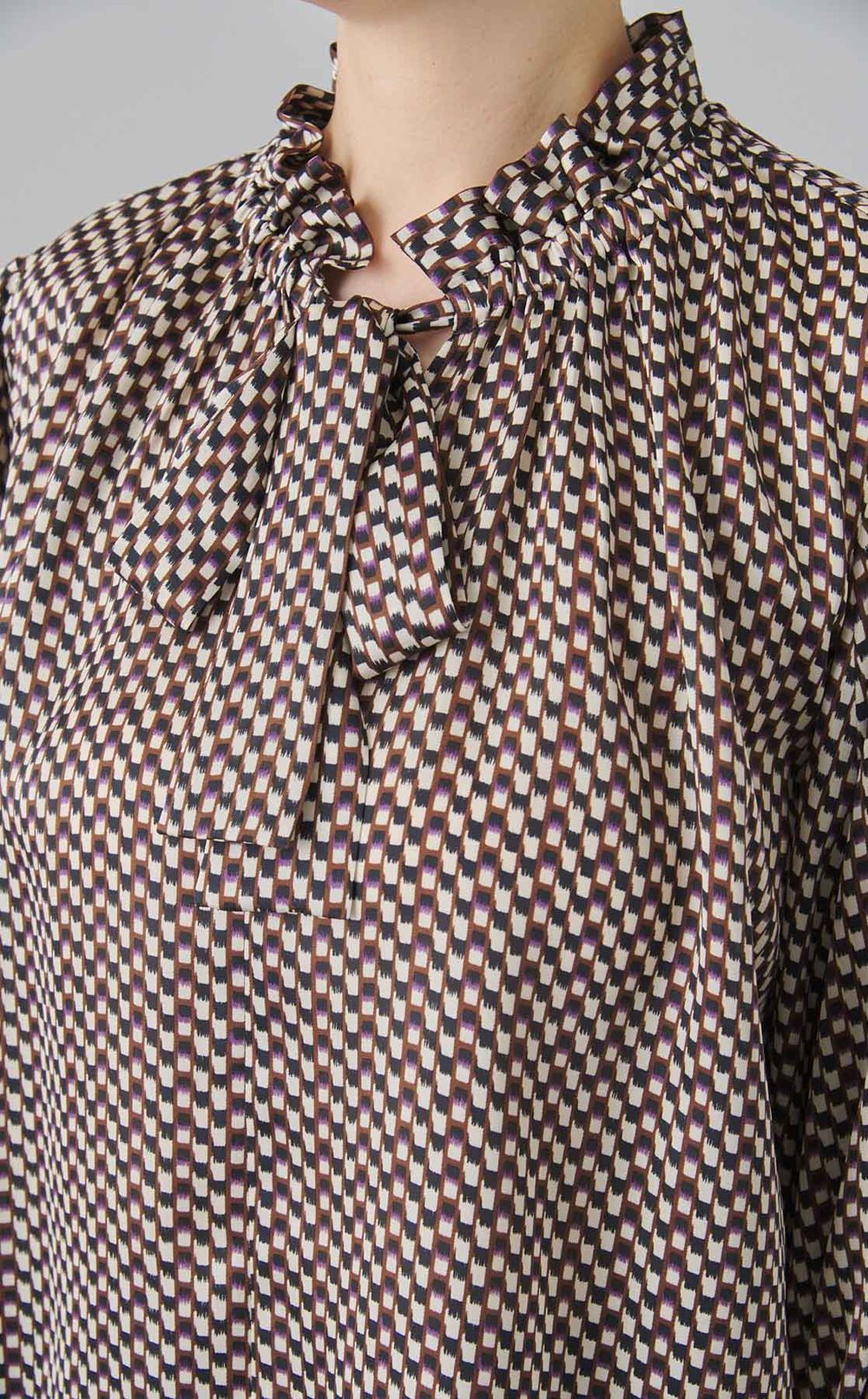 プリントフリルネックブラウス