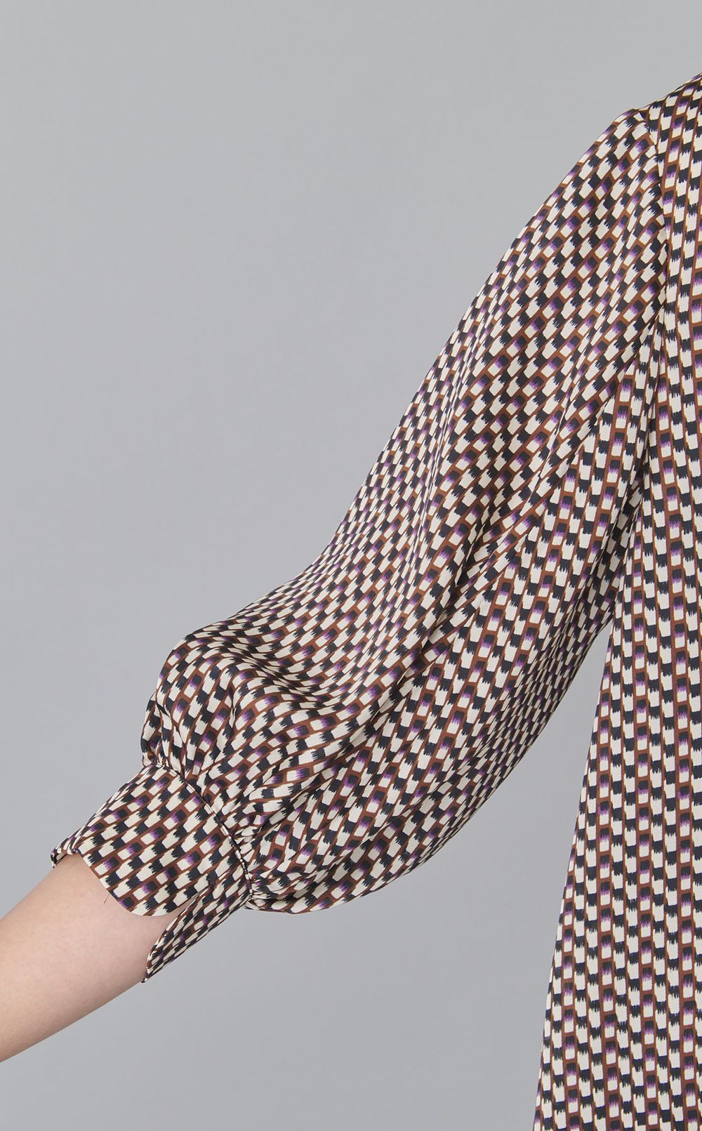 プリントフリルネックブラウス