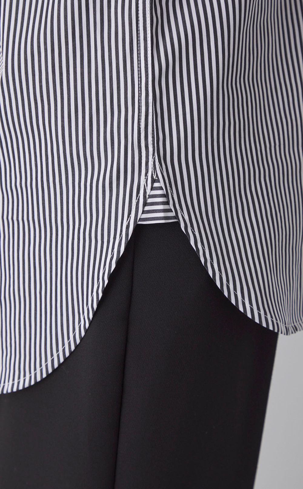 ロゴ刺繍ストライプシャツ