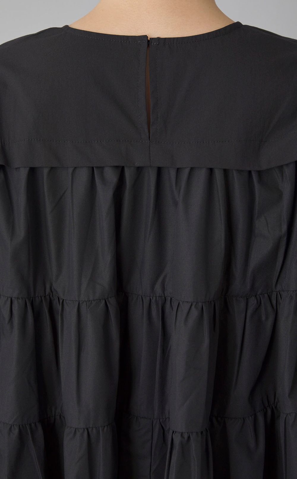 バックティアードボリュームブラウス