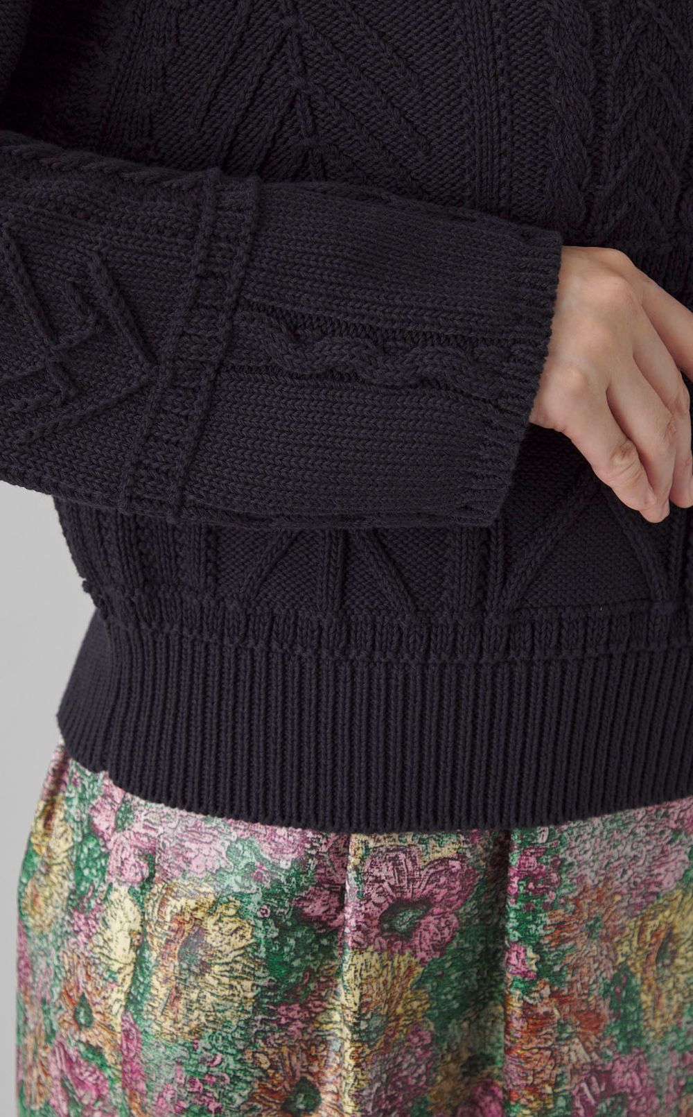 クルーネックケーブルニット