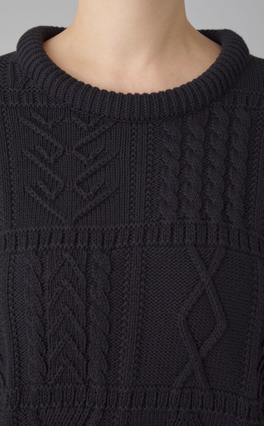 クルーネックケーブルニット