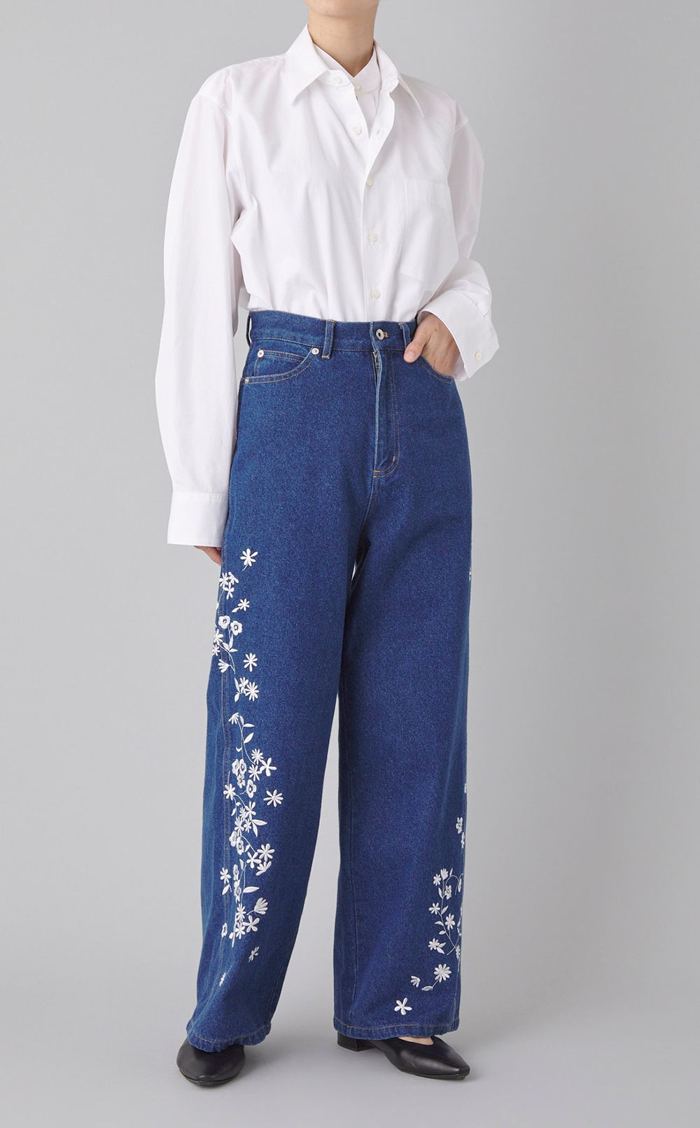 フラワー刺繍デニムパンツ
